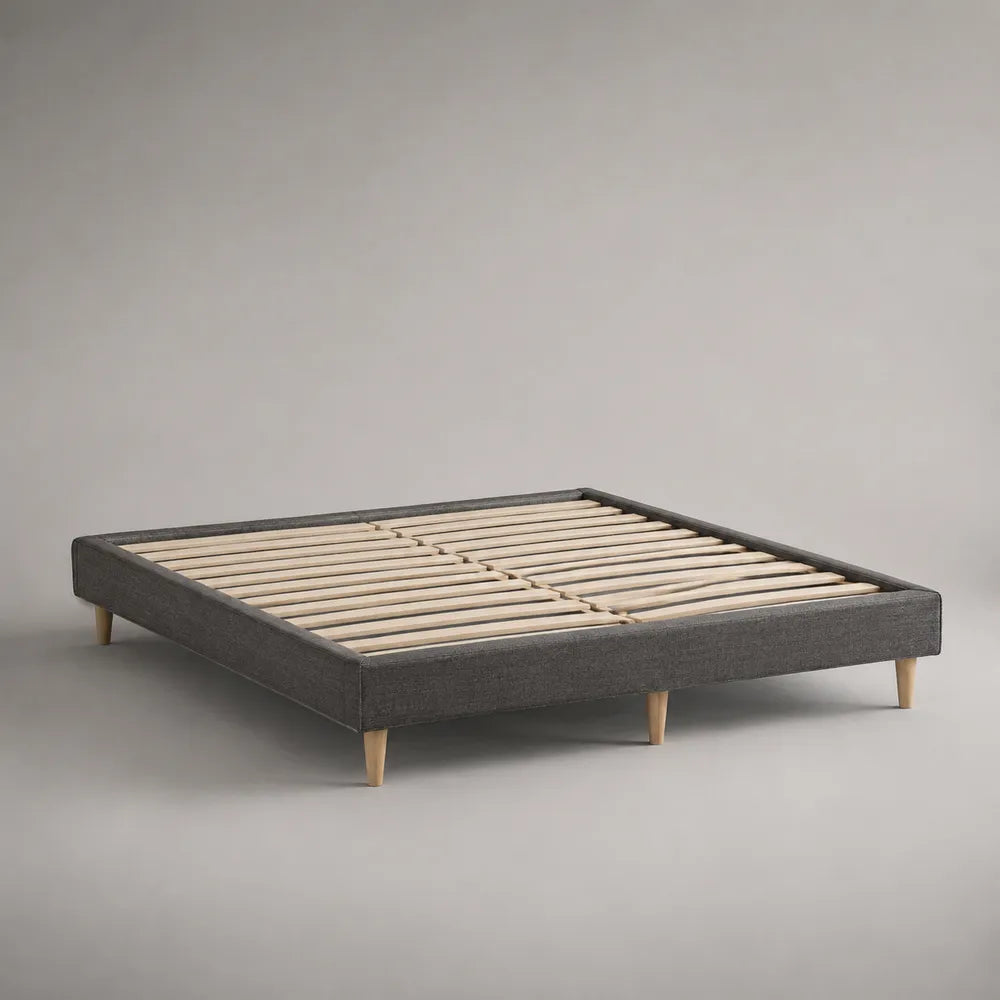 Struttura letto matrimoniale con rete a doghe in legno e rivestimento in tessuto grigio con gambe in legno 160 x 200 cm